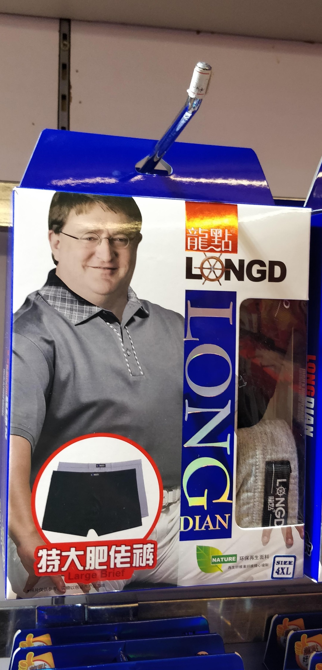 Klik pro zvětšení (Gabe Newell pracuje v Číne ako model spodného prádla?)