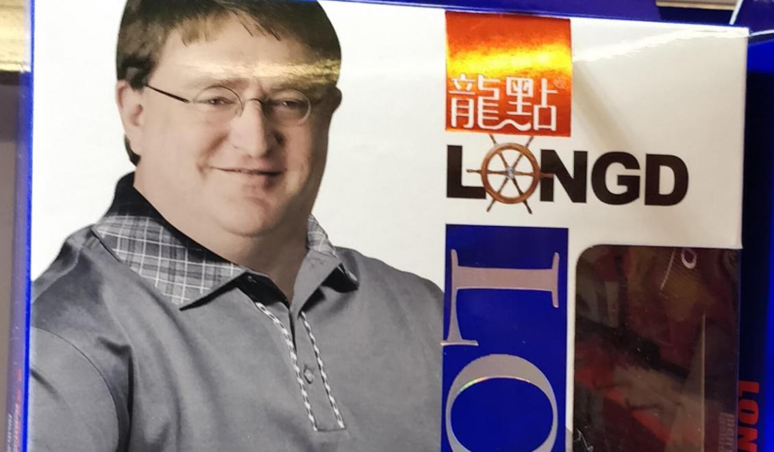 Gabe Newell pracuje v Číne ako model spodného prádla?